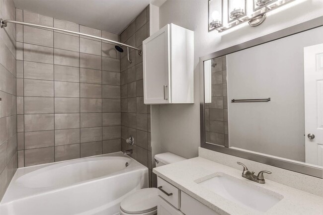 19100 Glenwest Dr in Friendswood, TX - Building Photo - Building Photo