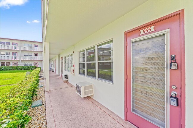 555 Fanshaw N in Boca Raton, FL - Building Photo - Building Photo