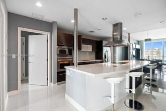 7930 East Dr in North Bay Village, FL - Building Photo - Building Photo