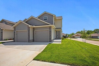Oak Woods Townhomes in Spring Hill, KS - Building Photo - Building Photo