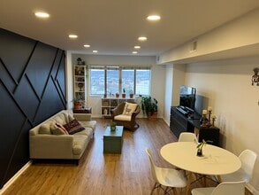 5340 Holmes Run Pkwy in Alexandria, VA - Foto de edificio - Building Photo