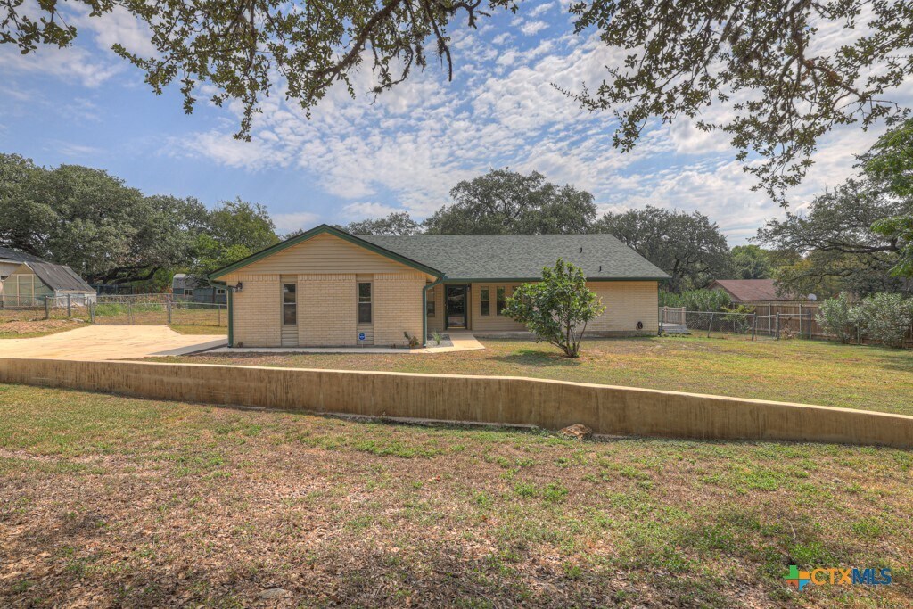 1260 Flaming Oak Dr in New Braunfels, TX - Building Photo