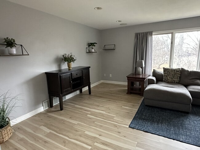 1917 6th St SW in Rochester, MN - Foto de edificio - Building Photo