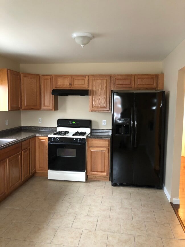 563 E Guthrie Ave in Madison Heights, MI - Building Photo - Building Photo