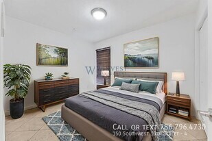 150 SW 10th St in Miami, FL - Building Photo