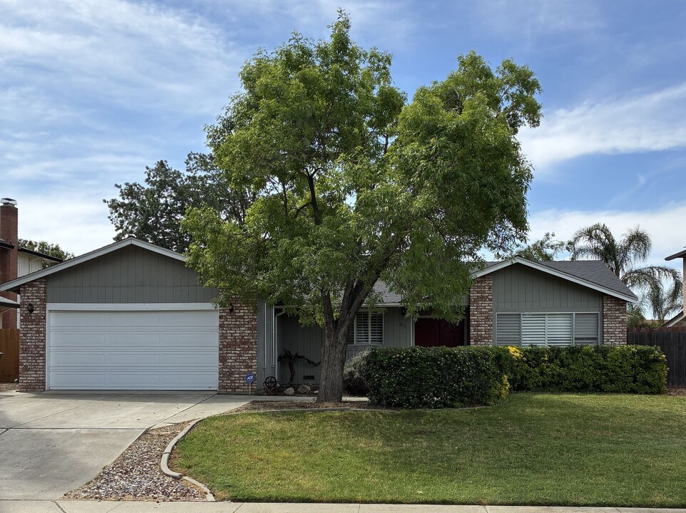 873 Cedar Ln in Lemoore, CA - Building Photo