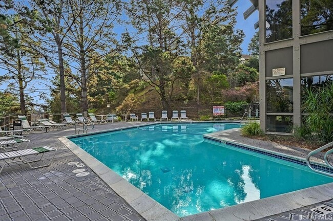365 Half Moon Ln in Daly City, CA - Building Photo - Building Photo