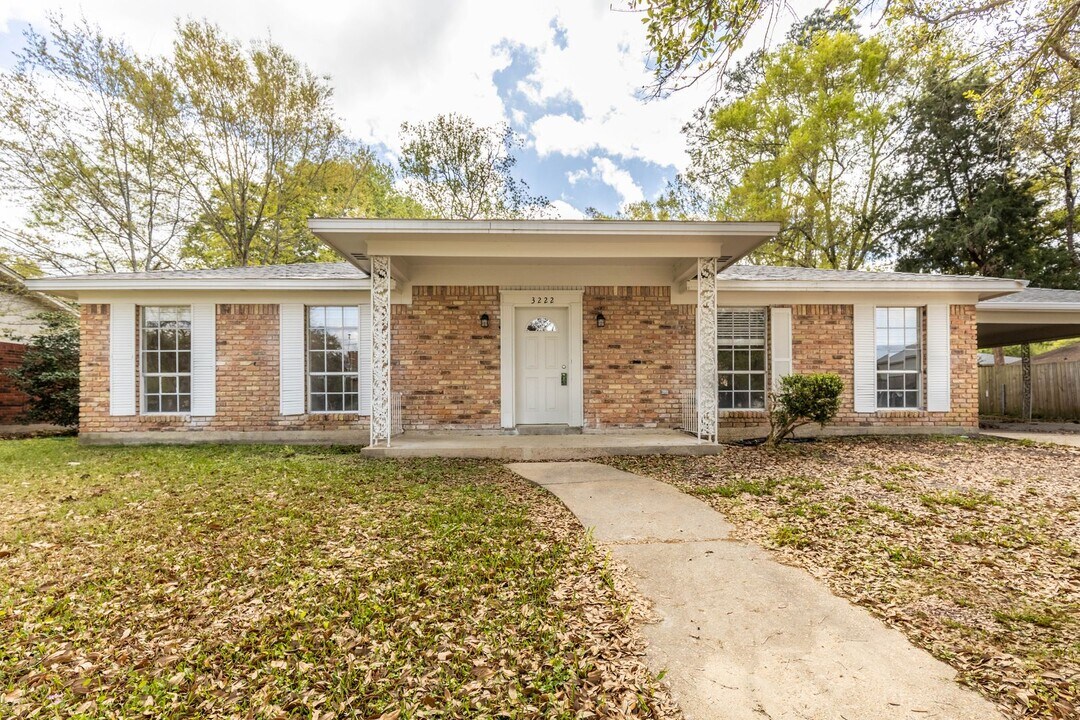 3222 Cumberland Rd in Ocean Springs, MS - Building Photo
