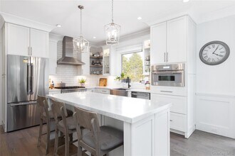 50 N Quarter Rd in Westhampton, NY - Building Photo - Building Photo