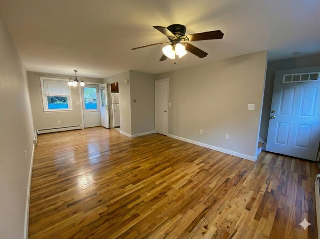 144 E Main St in Clinton, CT - Building Photo - Building Photo