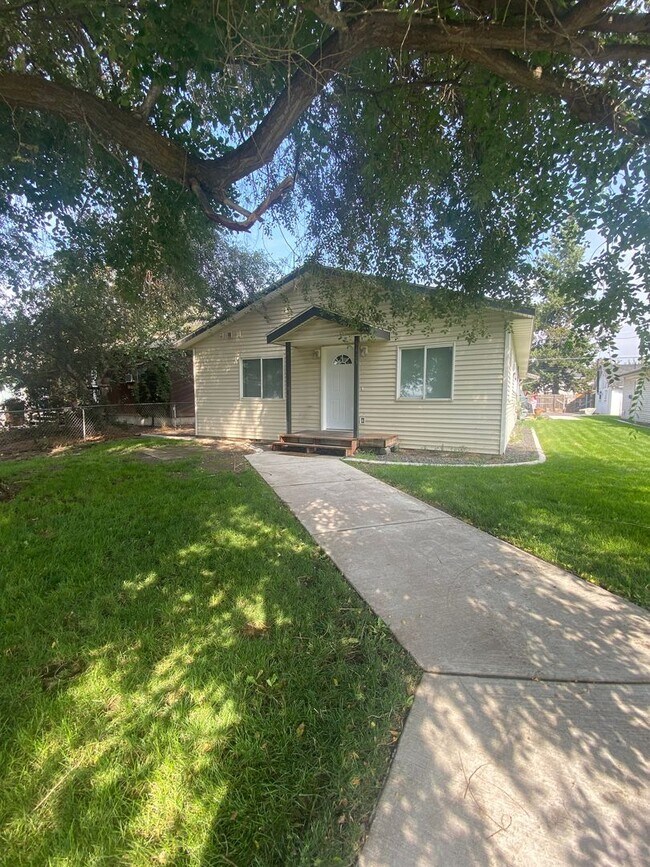 3423-3425 E Montgomery Ave in Spokane, WA - Building Photo - Building Photo