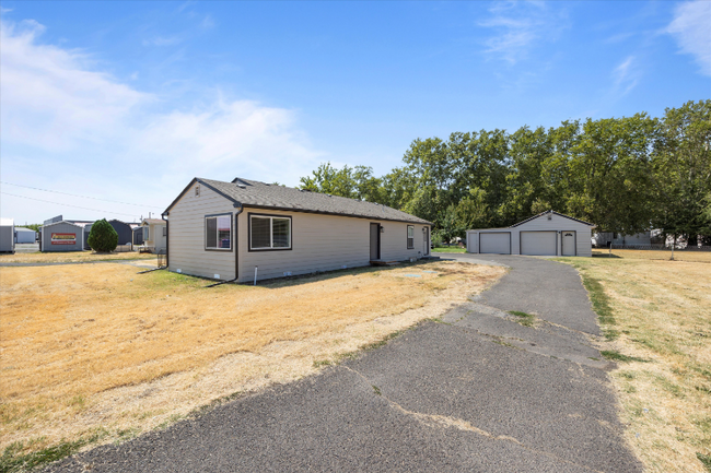 84536 OR-11 in Milton-Freewater, OR - Foto de edificio - Building Photo