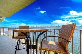 801 Lake Shore Dr in Lake Park, FL - Building Photo - Building Photo