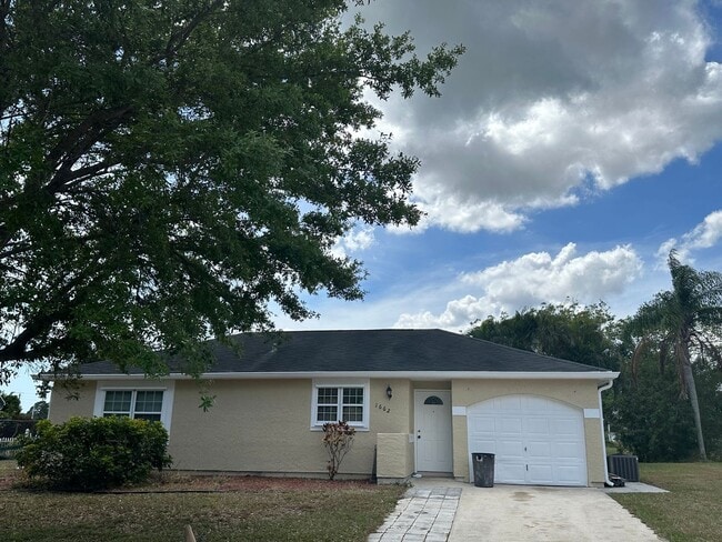 1662 SE Collette Ct