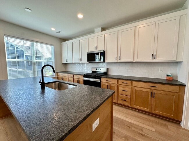 4004 Winds Field Way in Bridgeville, PA - Building Photo - Building Photo