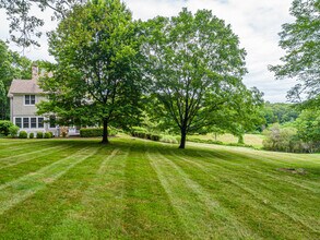 125 Nod Hill Rd in Wilton, CT - Foto de edificio - Building Photo