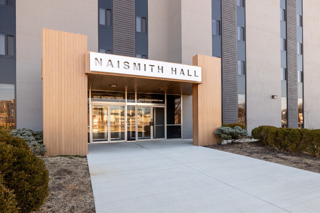 Naismith Hall - Historical Access in Lawrence, KS - Foto de edificio