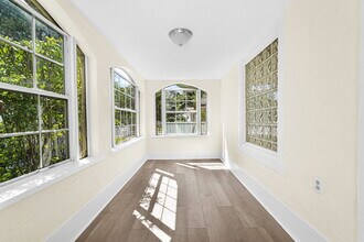 511 NW 44th St, Unit 1 in Miami, FL - Foto de edificio - Building Photo