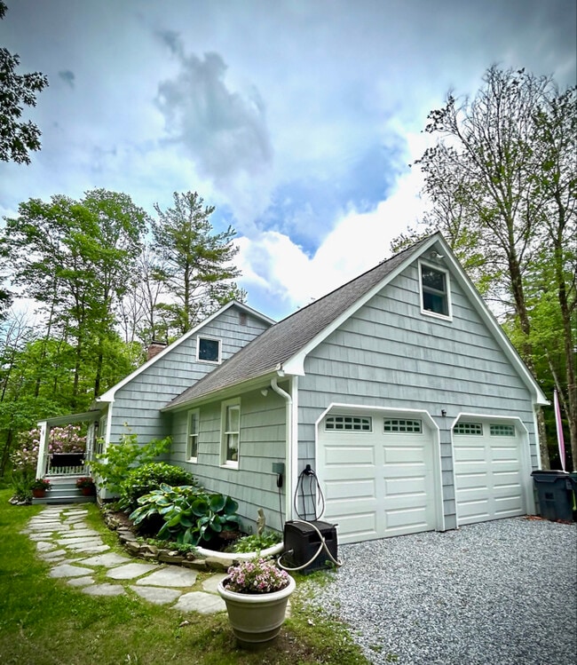 230 Middle Rd in Austerlitz, NY - Building Photo - Building Photo