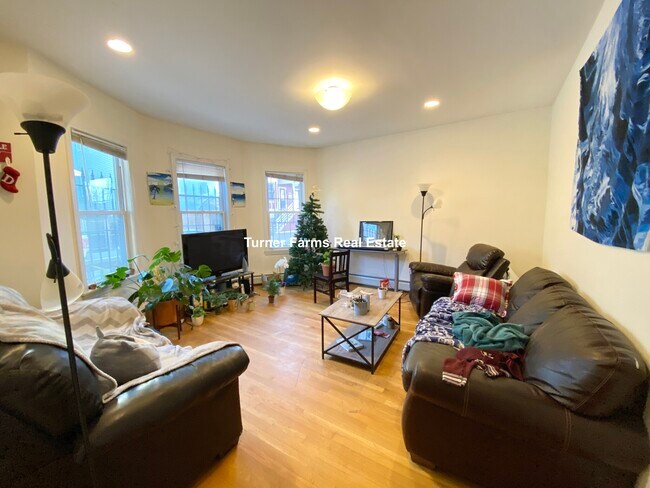 143 Hillside St, Unit 1 in Boston, MA - Foto de edificio - Building Photo
