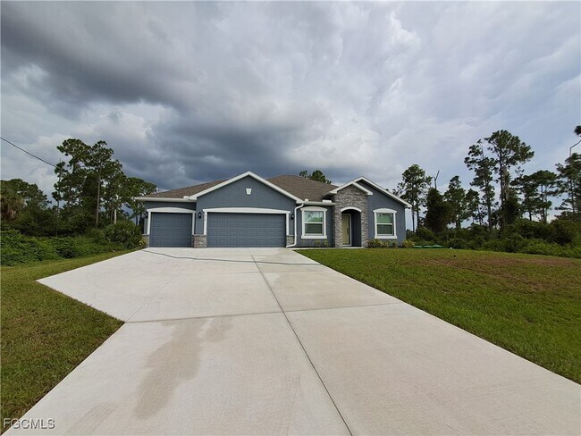 1018 Fayette Ave in Lehigh Acres, FL - Foto de edificio - Building Photo