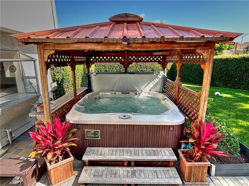 25592 Leeward Dr in Dana Point, CA - Building Photo