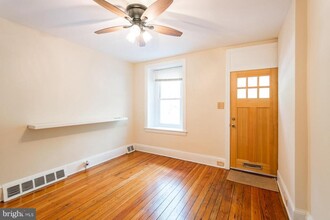 4562 Silverwood St in Philadelphia, PA - Foto de edificio - Building Photo