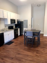 Spring Garden Station - Luxury Student Living in Greensboro, NC - Foto de edificio - Building Photo