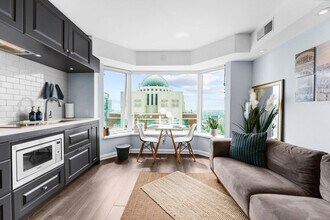 125 Yorkville Ave in Toronto, ON - Building Photo - Building Photo