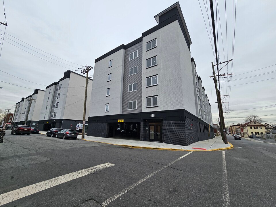 158 6th St, Unit 407 in Passaic, NJ - Building Photo