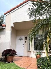 10201 NW 56th St in Doral, FL - Building Photo - Building Photo