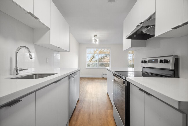 329 The West Mall in Toronto, ON - Building Photo - Building Photo