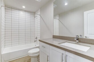 645 E 11th 1/2 St in Houston, TX - Building Photo - Building Photo