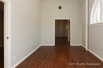 2827 N Central Park Ave-Unit -Unit 2F in Chicago, IL - Building Photo - Building Photo