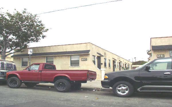 323-329 Ross Pl in Wilmington, CA - Building Photo