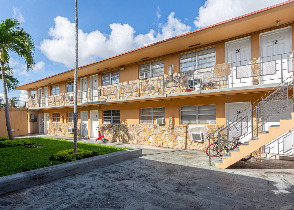 940 W 29th St in Hialeah, FL - Foto de edificio