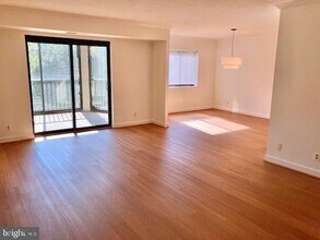 5902 Mt Eagle Dr in Alexandria, VA - Building Photo - Building Photo