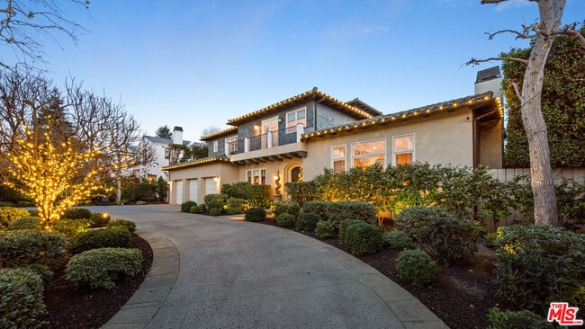 1064 Amalfi Dr in Los Angeles, CA - Building Photo - Building Photo