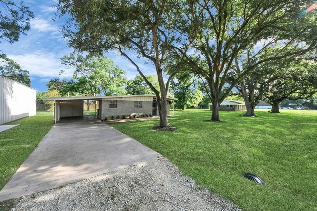 2385 W Coombs St in Alvin, TX - Building Photo - Building Photo