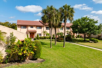 Timberwoods Condominiums in Seminole, FL - Foto de edificio - Building Photo
