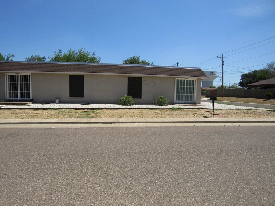 2401 E Frost St in Laredo, TX - Building Photo