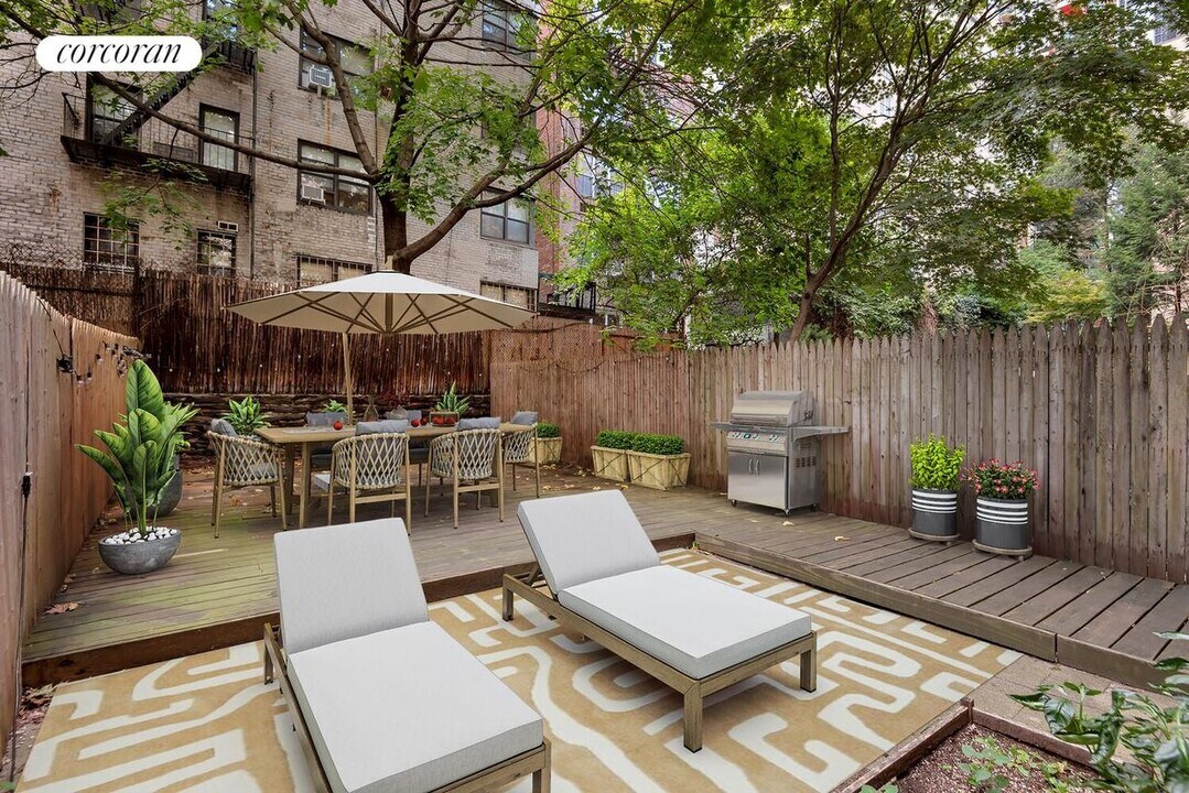 228 E 75th St in New York, NY - Building Photo