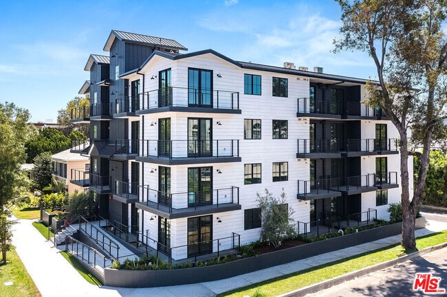 10352 Riverside Dr in Los Angeles, CA - Building Photo - Building Photo