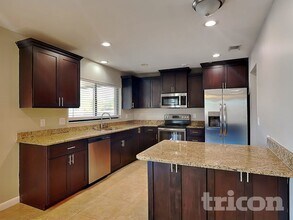 16511 W Course Dr in Tampa, FL - Foto de edificio - Building Photo