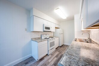 7001 Oak Meadow Cir in Austin, TX - Building Photo - Building Photo