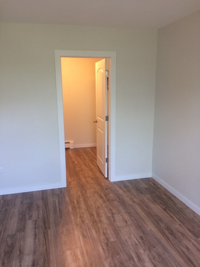 8936 N Parkside Ave, Unit 303 in Des Plaines, IL - Building Photo - Building Photo