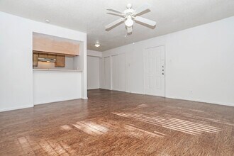 Woodland Ridge in San Antonio, TX - Foto de edificio - Building Photo