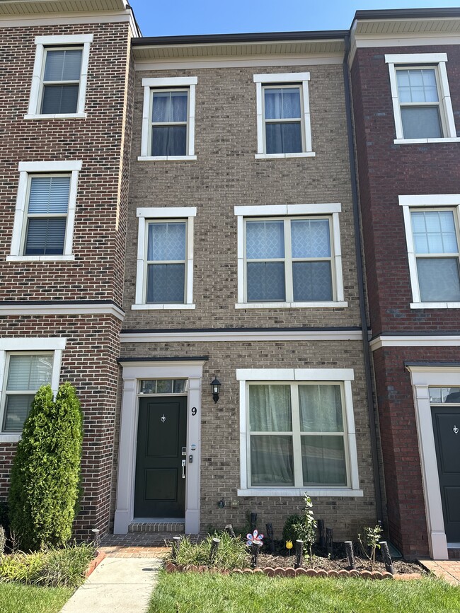 9 Blue Jay Way in Clarksburg, MD - Foto de edificio - Building Photo