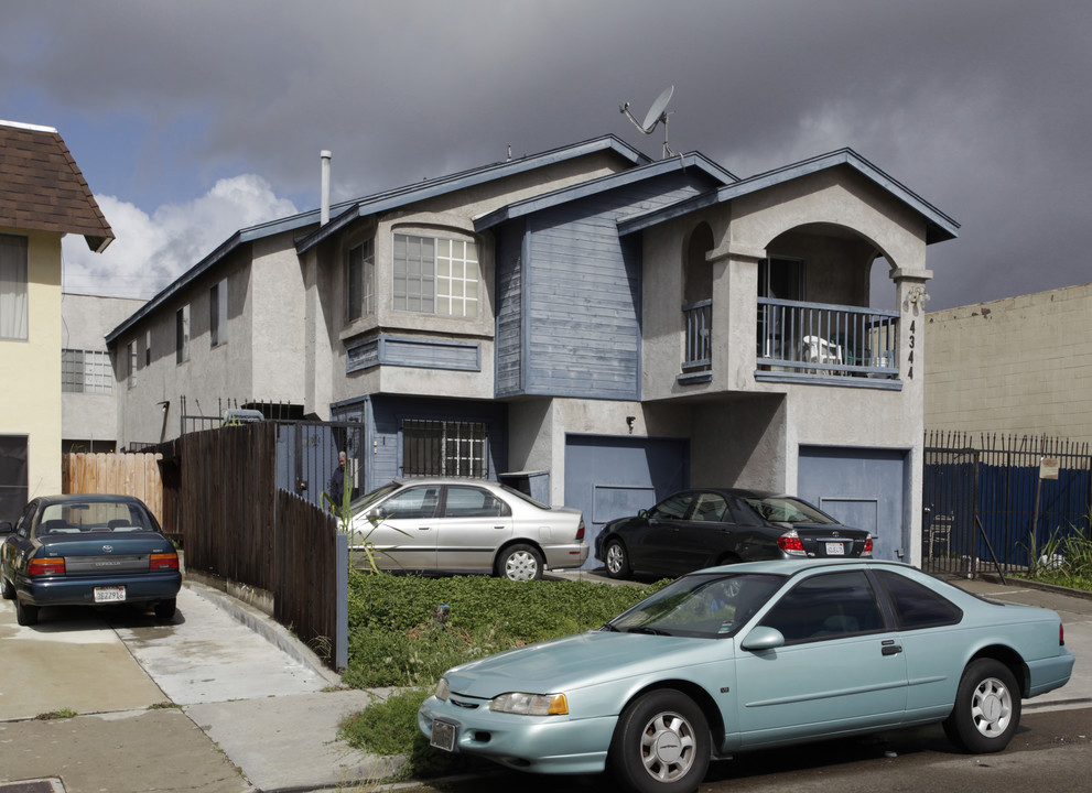 4344 Estrella Ave in San Diego, CA - Foto de edificio