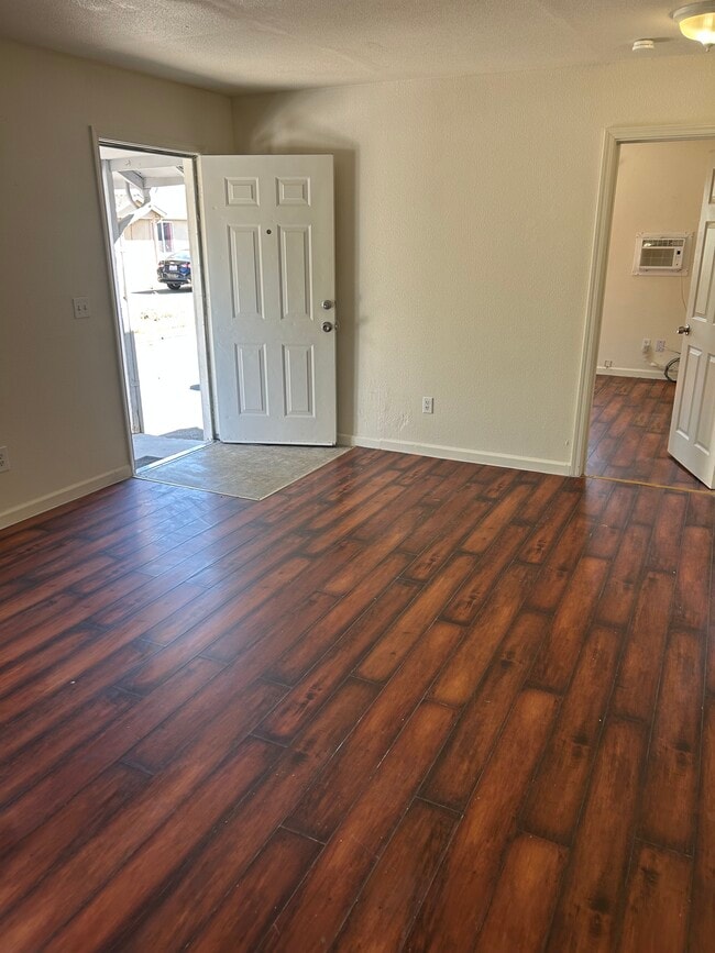 property at 5722 Lindhurst Ave